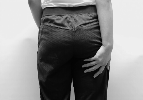 お尻をおさえている人